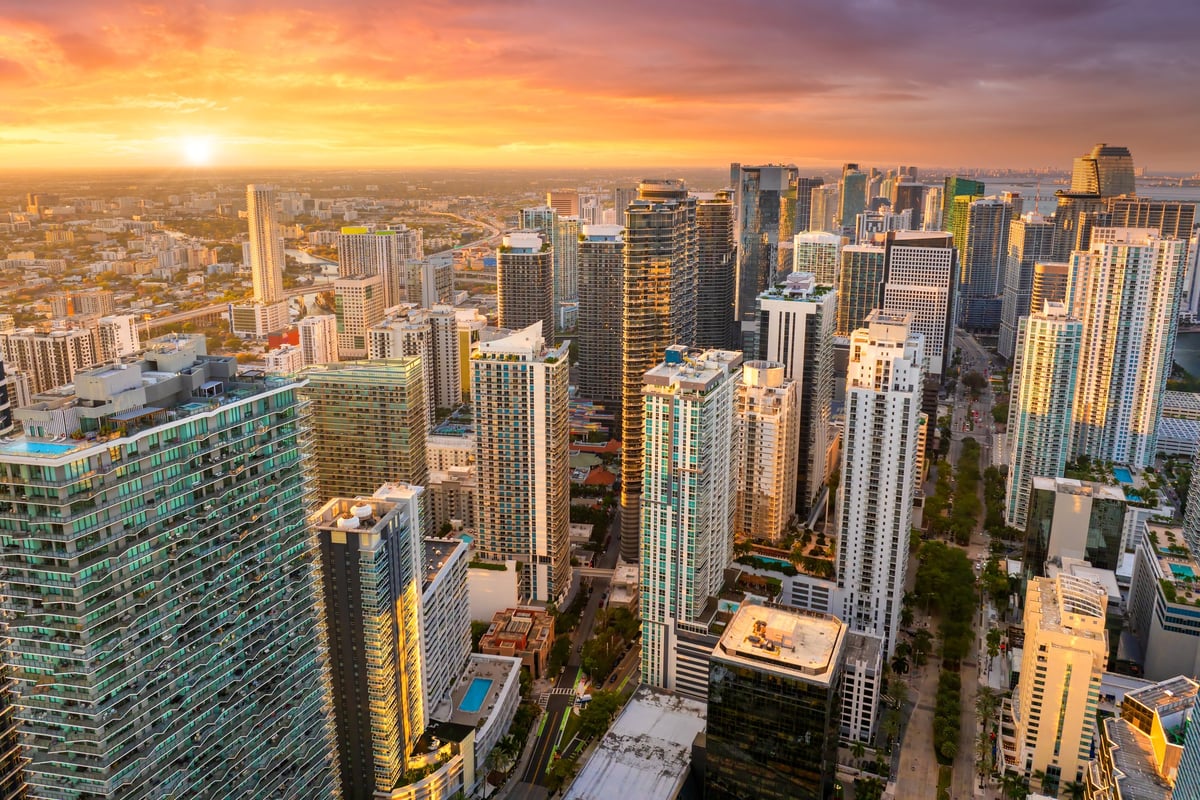 Skyline corporativo al atardecer